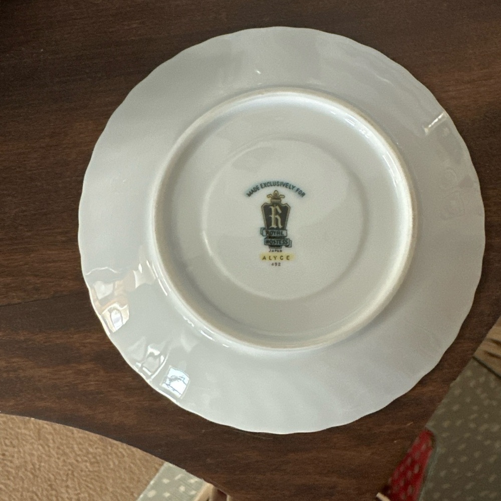 Elegant White Floral Dinnerware Set - Picture 3 of 4